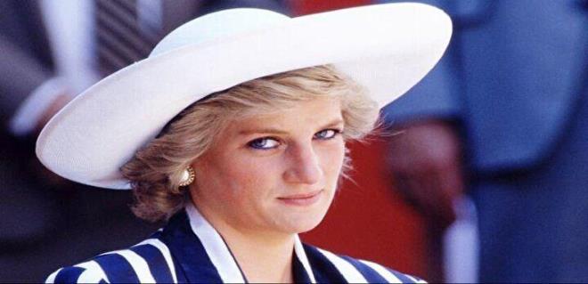 Mailliez, arataki insanlar kurtarmaya alrken paparazzilerin kamera klarn fark etti. Kimsenin kazazedelere eriimine engel olmadn belirten Mailliez, "Onlardan yardm istemedim, onlar da iime karmadlar" dedi."Onun Diana olduunu ve ldn renmek byk bir oktu? diyen Mailliez, ? Onu kurtarmak iin elimden gelen her eyi yaptm m? Kendimden phe ettiim iin tp profesrlerime dantm. Hepsi bana elimden geleni yaptm sylediler" dedi.