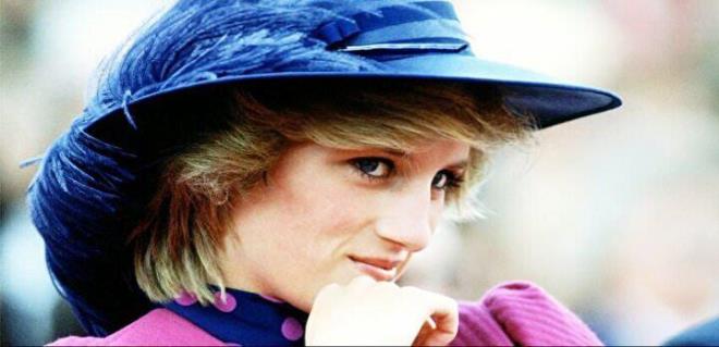 Mailliez, aracndaki solunum torbasn Diana'ya takt.Mailliez?e gre Diana?nn bilinci yerinde deildi. ?Solunum torbas biraz iyi geldi ancak hi bir ey sylemedi" diyen Mailliez, yardm ettii kadnn Prenses Diana olduunu daha sonra dnyann kalan ile beraber rendi.