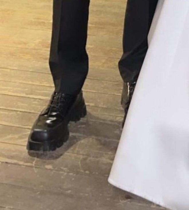 Ouzhan Ko'un boyunu uzatmak iin giydii ayakkab da olay oldu.