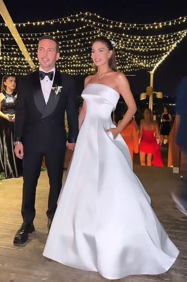 ?Sonsuza kadar evet? diyerek evlenen Ouzhan Ko ile Demet zdemir, kendilerine zel olarak tasarlanan smokin ve gelinlik giydi.