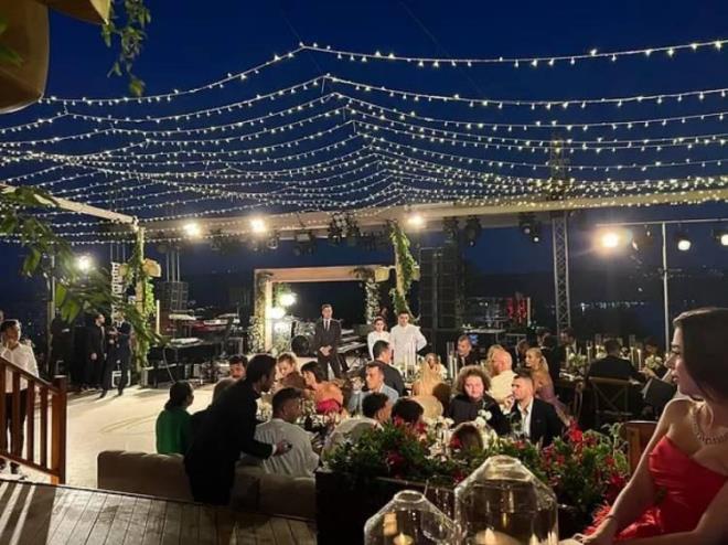 Ouzhan Ko ile Demet zdemir iki gn gecikmeli olarak evlendi. Ko ile zdemir, 26 Austos?taki nikh trenini olumsuz hava artlar nedeniyle ertelemiti. nl iftin dnleri stanbul'daki lks bir otelde gerekleti.