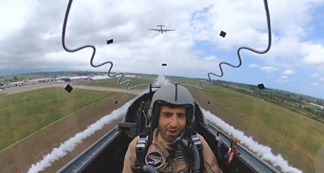 Seluk Bayraktar, o tarihi uuun uu ncesi, hazrlk aamas, uu an, kokpit ve ini annn grntlerini kendisine ait sosyal medya hesabndan paylat.