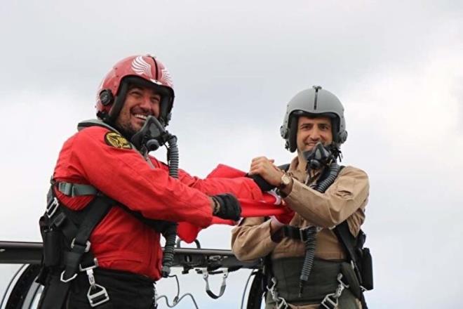 Bayraktar, "Utuun yere gne doacak. Milli Teknoloji Hamlemizin eseri Aknc ve HRKU, Samsun'da kol kola kanat uuunda" ifadelerini kulland.