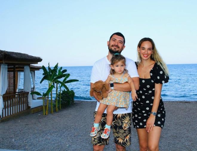 2019 ylnda nikah masasna oturan oyuncu Seda Bakan ve mzisyen Ali Erel kz ocuk sahibi oldu.