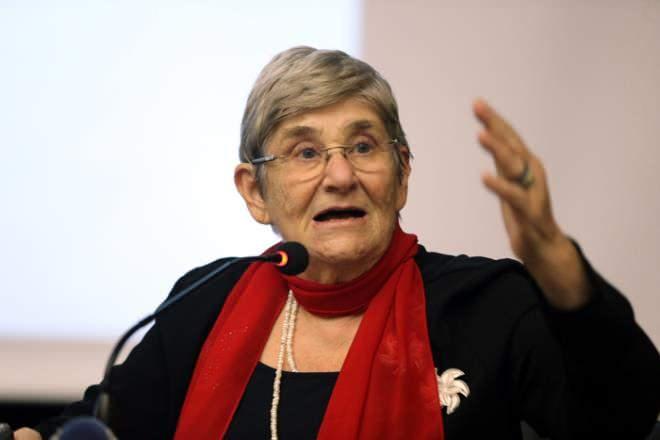 Obeziteyle mcadele yolunda yapt aklamalarla sk sk gndem olan, kimi zaman da tepkilerin odana yerleen Prof. Dr. Canan Karatay, bambaka bir konu ile gndeme geldi.