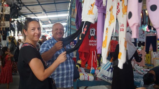 Pazarda adm atacak yer kalmazken, ehrin hemen hemen her noktasna park edilen Bulgar plakal aralar adeta ehri istila etti.