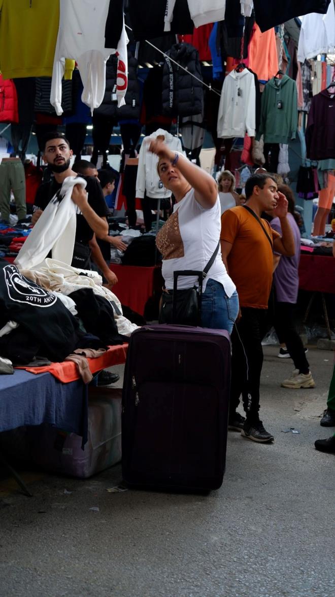 MTERLERMZN YZDE 90'I BULGARLARDAN OLUUYOR    Pazar Esnaf Mehmet Demir, ?Mterilerimizin yzde 90? Bulgarlardan oluuyor. Leva ykseldii iin bizden alyorlar Bulgaristan?da satn da yapyorlar.