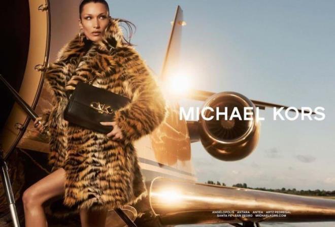 Fotoraf Lachlan Bailey'e poz veren model, Londra'nn nl simalarn moda dnyasna tad.