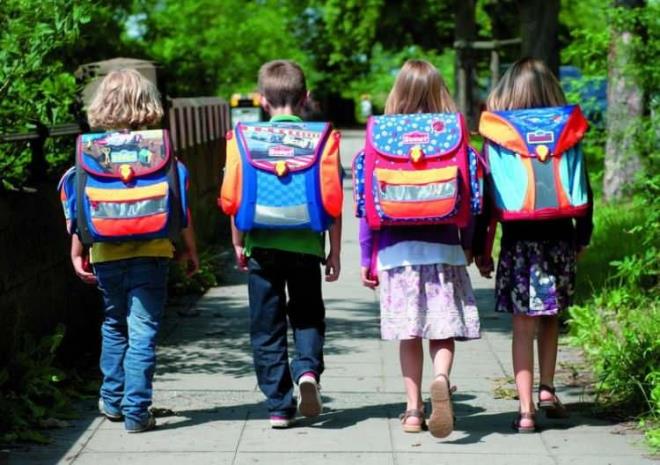 ocuklarda duru bozukluunun arttn aklayan uzmanlar, bir taraftan taklan srt antalarnn tek kolla taklmamas gerektiini, ocuklar zellikle uyarlmas gerektii ifade edildi. Ayrca antann iki sapnn da eit olmasnn nemli olduunu aklanrken, asklarnn geni ve salam olmasnn da nemli bir detay olduu ifade edildi.