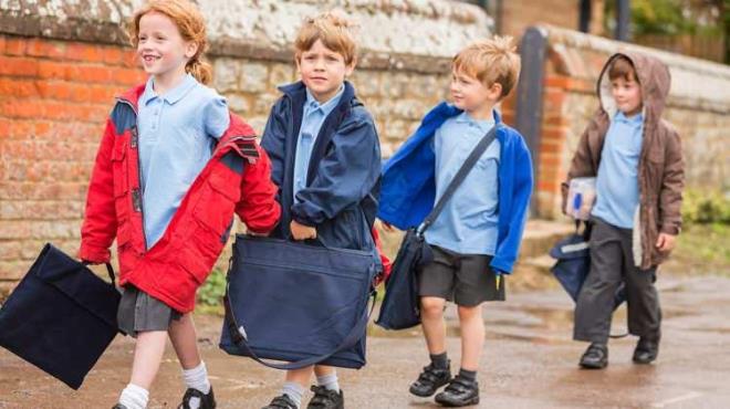 OCUKLARA ANTA ALIRKEN NELERE DKKAT EDLMEL?  <br>  Postac antas olarak bilinen antalarn ocuk yapsna uygun olmad aklanrken, tek omuzda tanan srt antalarnn da ayn omurga yamukluuna sebebiyet verdii renildi. zellikle yakn zamanda lks markalarn dahi antalarnn yumuak olmayan saplar ve sarkk modelleri ile insan vcuduna uygun olmadn belirtildi.