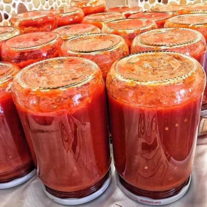 Gda almndan 18-36 saat sonra hastalk belirtilerinin baladn syleyen Demirel, "lk bata halsizlik yorgunluk hali oluyor ancak bizi alarm haline getiren, dikkat etmemiz gereken; ift, bulank grmesinin olmas, konuma bozukluu ve yutma glnn olumas. Eer yksnde konserve var ise botulizm dnlmeli. Tedavisinin en erken dnemde yaplmas gerekiyor. Burada en nemli ey antitoksin ne kadar erken verilirse tedavi ve hayatta kalmasnn daha etkin olduu dnlyor" eklinde konutu.