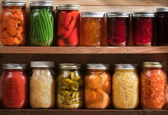 Yaklak 1 ay nce ift grme, bulank grme ve yutkunma zorluu olan bir vakayla karlaan Do. Dr. Demirel, bu durumun konserve tketiminden olduunu syledi.