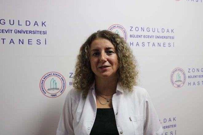 Zonguldak Blent Ecevit niversitesi Tp Fakltesi Nroloji Ana Bilim Dal retim yesi Do. Dr. Esra Acman Demirel, botulizme neden olan 'clostridium botulinum' bakterisinin genellikle bozuk konserve gdalarda kaynakl meydana geldiini belirtti.