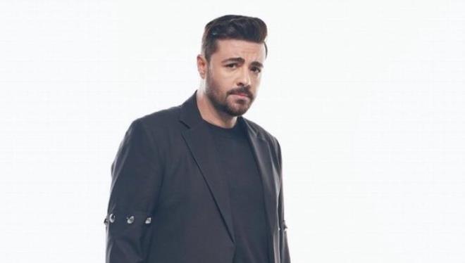  medya... Herkesin hayatnda kimse yanl anlamasn kpry geene kadar 'aman abim, canm abim' durumu vardr. Gazetecilere eilip, bklme durumu vardr. Bir haber olmak iin yapmadmz ey kalmyor derler ya, benim kariyerimde byle bir ey yok. Bir raddeden sonra artk beni bir saln demek istiyorsun. imdi basn da senden devaml bir ey istiyor. Kariyerinin banda tamamdr. nk yapmcn istiyor, sen istiyorsun tamam. Ar youn olduun zaman srekli gel gel, git git benim karakterime uymayan eyler. Ynetilmeyi de seven birisi deilim. Konu ile ilgili bilgim varsa paylaarak ilerlemeyi seven birisiyim. ; gel Burak, git Burak durumuna dnd. Tatile gideyim, kitap okuyaym, kendime zaman ayraym istiyorum, yok... lerleyen zamanlarda unu da fark ettim, benim zerimden deli paralar kazanlyor. Bugn asla izin vermem. Bir rant vard. Birok gazete beni posterimi veriyordu. Benim posterimi verdii gn gazete tirajn e katlyordu. Birim olarak deli paralardan bahsediyorum. Bir de 'Seni biz yarattk' demeye baladlar. Bu nasl olabilir ki. Ben kimseye gitmedim, kimseden bir ey istemedim ki... Beni nasl yarattn. Bunlara ben ok taklyordum."