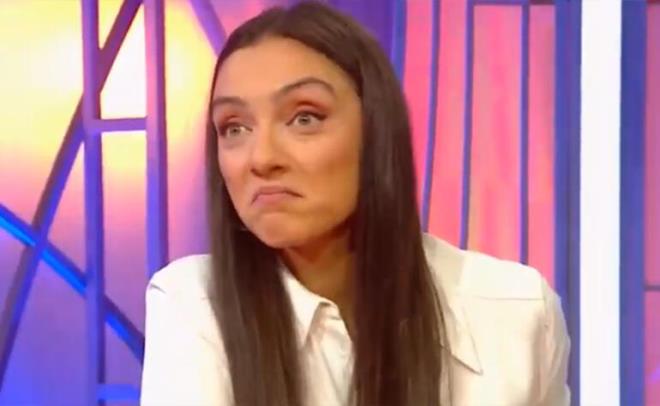 ki sezon boyunca rol ald ve ok ses getiren Masumlar Apartman konusu aldnda ise Merve Dizdar, yine tm samimiyetiyle cmle kurdu. nl oyuncu, Ceyda Dvenci'nin "Psikolojik destek aldn m?" sorusuna yle yantlad: "Tabii. Aldk. Bi gn evde perdelerim kapal oturuyorum, her zaman perdelerimi aarm gne girsin, prodksiyon beni alncaya kadar yle oturmuum, gitmiim, Ezgi de ben de Birkan da hepimiz dalmz... Hoppidi hoppidi gidemiyorsun ki sete! Ehliyetimi bile Masumlar Apartman'ndan sonra aldm. Arabay aldm, garip bir zgrlk hissettim."