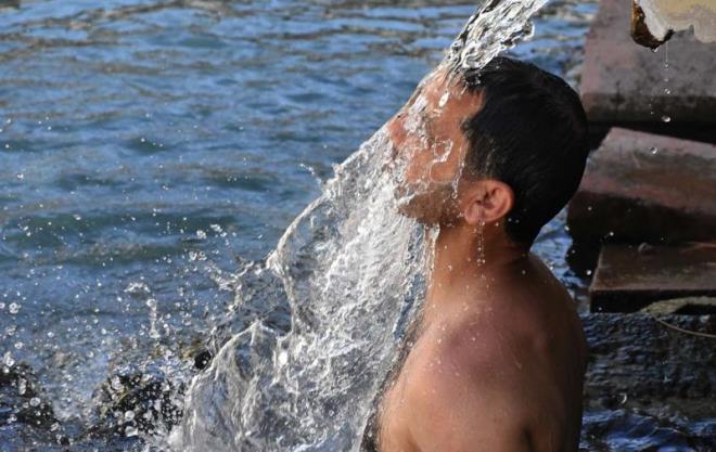 "Her taraftan kaynaklar buraya akar. Burada belli yerlerde yzeye kar. Aa tarafta tarm yaplmakta ve burann tarma da byk oranda faydas var. Kaplcamz iinde bir sera yapp rn yetitirmeyi dnyoruz. Birok yer gezdim, bylesini grmedim ama insanlarn kaplcamza olan hayranln grdm. Gerekten ok gzel bir nimet. Bundan tm sedef ve egzama hastalar faydalanmal. 12 ay boyunca kaplcamz ak ve sevkli gelinebilmekte olup otelimizden scak suyumuza her eyimiz var. Tedavi olmak isteyen hastalarmz sevkli veya sevksiz istedikleri ekilde gelip burada yaam standartlarn ykseltebilirler. Sedef ve egzama hastal yaam standardn dren bir rahatszlk. Bu nedenle buraya geldiklerinde 15- 20 gn ierisinde ok gzel sonular alyor. Suyumuzu kullanan insanlar kortizonlu ila kullanmyor."