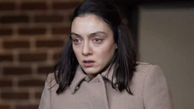 Dizdar, "Tabii. Aldk. Bir gn evde perdelerim kapal oturuyorum, her zaman perdelerimi aarm gne girsin, prodksiyon beni alncaya kadar yle oturmuum, gitmiim, Ezgi de ben de Birkan da hepimiz dalmz... Hoppidi hoppidi gidemiyorsun ki sete! Ehliyetimi bile Masumlar Apartman'ndan sonra aldm. Arabay aldm, garip bir zgrlk hissettim" ifadelerini kulland.