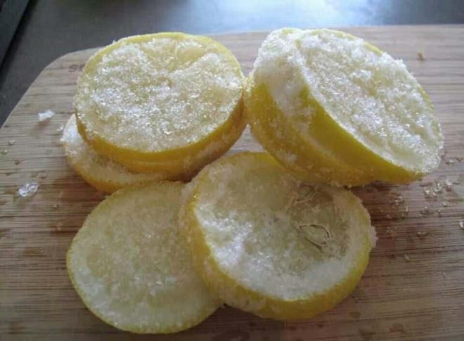 LMON NASIL DONDURULUR?    Bir limonu gzelce ykayn. Ardnda buzlua koyun ve bir gece bekletin ertesi gn limonu kabuuyla birlikte rendeleyin.