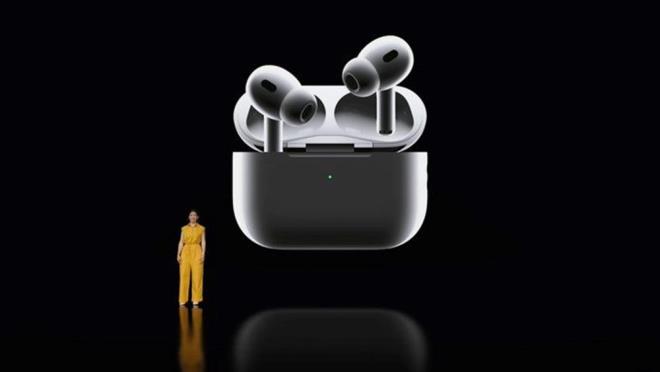 ARPODS PRO ZELLKLER VE SATI FYATI    Apple?n tantt bir dier yeni rn ise yeni AirPods Pro oldu. Bir nceki modele oranla 2 kat daha baarl bir aktif grlt nleme sunaca duyurulan yeni AirPods Pro?da 30 saate varan dinleme sresi buluyor. Yeni nesil AirPods Pro?nun fiyat ise 249 dolar olacak.