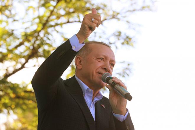 Cumhurbakan Recep  Tayyip Erdoan yzde 47,9 oy alarak ak ara n plana kan isim oldu.