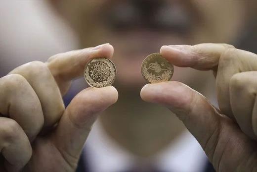 kisinin arasnda gzle grnebilecek bir fark yok ama darphanenin bastnn daha parlak olmas gz nnde bulunabilir.