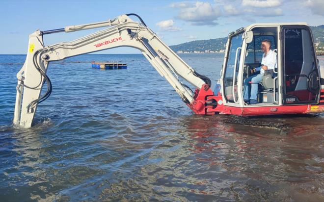 Rize'de Arap turist 'bu kadarna da pes' dedirten bir ie imza att. ayeli ilesine bal Limanky Plaj'ndan ailesi ile denize giren Ali Muhammed Al Tamni (32), kolyesini suya drd. Durumu fark eden turist, plaj iletmecisi, ayn zamanda endstriyel dalglk yapan Zafer Koal'dan kolyesini bulmak iin yardm istedi. Koal ve beraberindeki cankurtaranlar, bir sre dal yaparak kolyeyi arad ancak sonu alamad.