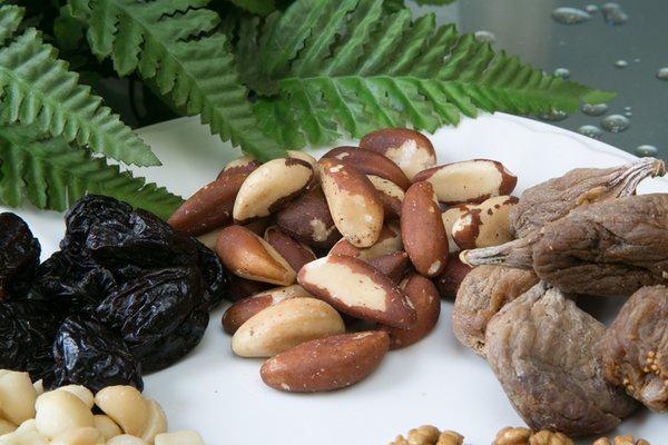 KURU NCR BREZLYA FISTIINI BERABER TKETN  <br>   ncir, az kalorisi olduu ve hi ya iermedii iin salksz attrmalklarn yerine salkl bir alternatif olarak kabul edilir. Vcudunuzdaki hcrelere zarar veren serbest radikalleri azaltmaya yardmc olan antioksidanlarda yksektir. te yandan Brezilya fst, vcudunuzun baklk sistemine yardmc olan ve metabolizmay destekleyen bir antioksidan olan harika bir selenyum kaynadr. ncir ile birletirildiinde tok hissetmenizi salayarak, metabolizmanz hzlandrarak ve daha az salksz attrmalk yemenizi salayarak kilo vermenize yardmc olacaktr.