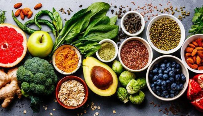 Kahvaltnz atlamayn; yeterli miktarda lif ve besin tketmemenize neden olabilir. Ayrca asitlik nbetlerini de artrabilir" diye tavsiyede bulunuyor. te birlikte yemeniz gereken o muhteem besinler... Limonlu ve naneli yeil ay: Yeil ay, kilo vermeye ve gbek yann yaklmasna yardmc olduu gsterilen sihirli bir iecektir. Antioksidanlar asndan yksektir ve ayrca ya hcrelerinden ya salnmn tevik ederek karacierinizin ya enerjiye dntrmesine yardmc olan birok katein ierir.