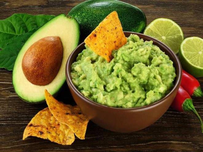 Bu avokado dilimlerini, lif oran yksek ve tok hissetmenize yardmc olabilecek tahl ekmeinin zerine koyun.