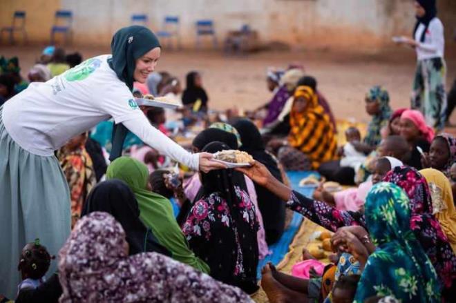 Twitter hesabndan takipilerini uyaran nl isim, kendi adn kullanarak para toplayan ahs iin adli srelerin balatldn aktard.