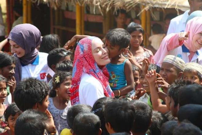 Umuda Koanlar Dernei ats altnda insanlara umut olan zelik'in iyi niyetini ve abasn suistimal eden bir dolandrc ortaya kt.