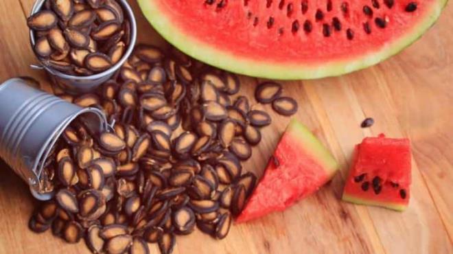 Karpuz ekirdei yer alan bir ay tketmek sindirim sisteminize de yararl. ekirdein iinde yer alan folik asit, sindirim iin gerekli olan mide asidinin salgsn tetikliyor.