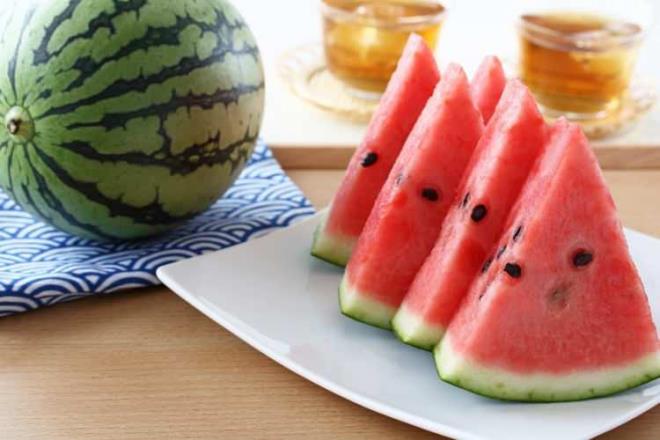 Karpuzda yer alan ve ona krmz rengini veren likopen isimli madde ayn zamanda gl bir antioksidandr. Ancak karpuzun mucizeleri bununla da snrl deil. Karpuz ekirdeklerini bir daha pe atmayacaksnz.    Herkes ekirdek ayklamay sinir bozucu bulurken aslnda salmza faydaldr.    Karpuz ekirdekleri lif ve protein iermesinin haricinde eer doru kullanabilirseniz mthi bir attrmalk haline getirilebiliyor.