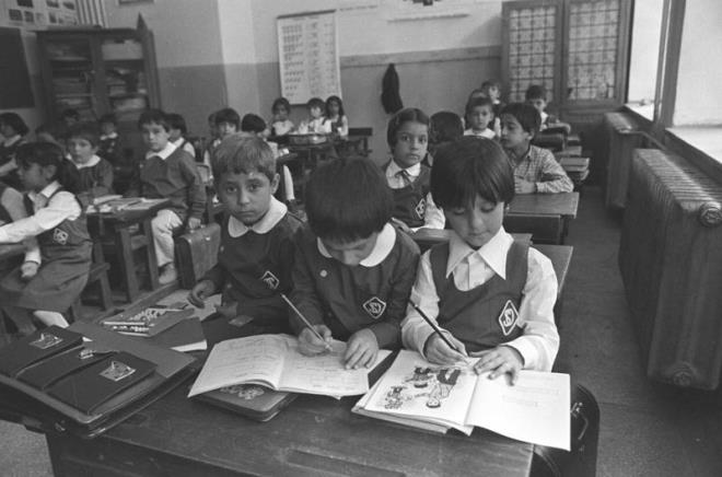 14 Ekim 1981'de ilk ve orta dereceli okullarda ilk ders gn. (Ariv)