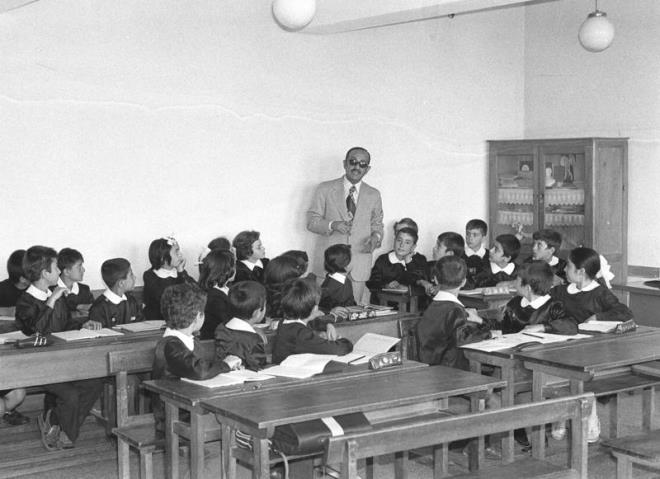 15 Eyll 1975'te yeni eitim retim ylnn ilk gn retmeni dinleyen ocuklar. (Ariv)