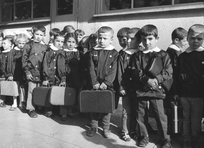 15 Eyll 1975'te okula yeni balayan renciler. (Ariv)