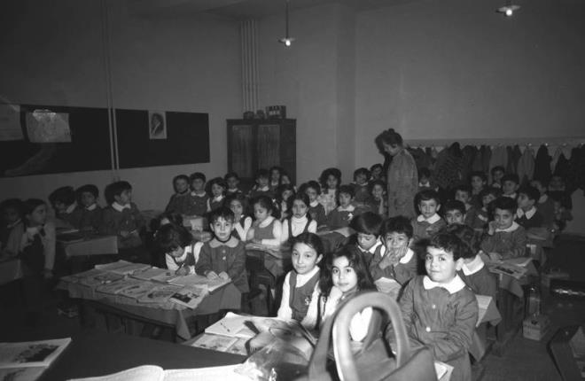 16 ubat 1973'te ilk ve orta dereceli okullarda ders ba yapan renciler. (Ariv)