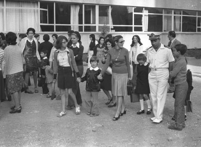 15 Eyll 1975'te yeni retim ylnn ilk gn okula gelen renci ve veliler. (Ariv)