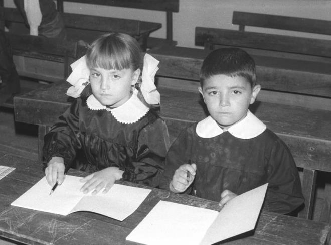 15 Eyll 1975'te yeni retim ylnda ilkokula balayan iki renci. (Ariv)