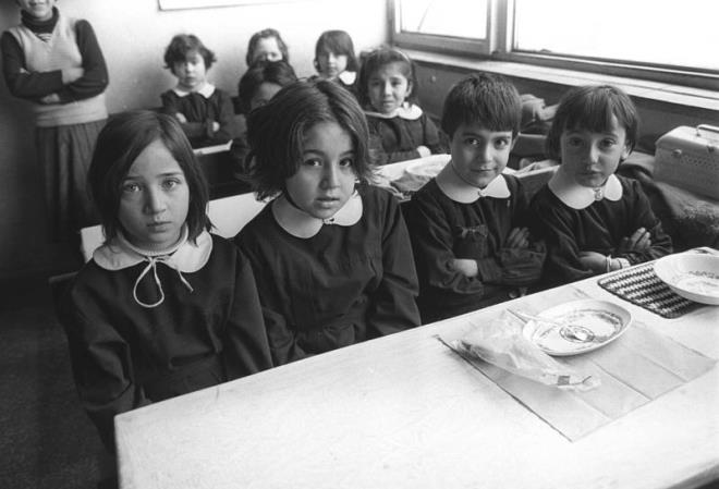 27 Ocak 1981'de ilkokul rencileri beslenme saatinde. (Ariv)