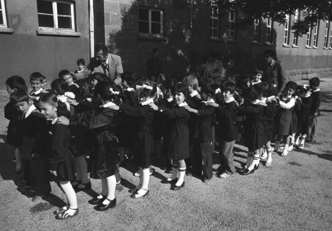 1982-1983 retim ylnn ilk ders gnnde renciler, okul bahesinde sraya girmiti. (Ariv)