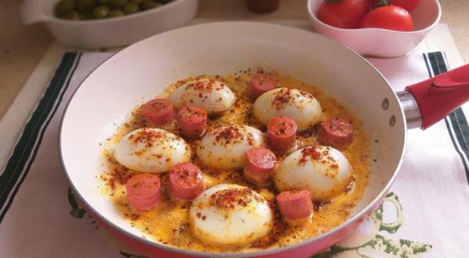 Kahvaltda tketilen yumurtann ierisine pastrma ve sosis gibi et eitlerini eklemek ok fazla ya ve sodyum almanza sebep olabilir. Gnlk alnmas gereken sodyum miktarnn 2.3000 miligram olduunu gz nnde bulundurursak 115 miligramlk 1 dilim pastrma gnlk alnmas gereken deerin %5'ine denk gelmektedir. Ayn ekilde 790 miligram sodyum ieren bir tabak sosis de gnlk alnmas gereken deerin %34'ne denk geliyor.