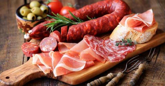 Konu hakknda incelemelerde bulunan Ruh Sal Diyetisyeni olarak tannan diyetisyen Angela L. Lago, sosis tketimi hakknda "lenmemi Krmz ve lenmi Etler ve Koroner Arter Hastal Riski balkl [Gncel Ateroskleroz Raporlarnda yaynlanan] bir aratrmaya gre, mevcut kantlar ilenmi et tketiminin koroner arter hastal insidansna etki ettii saptanmtr" eklinde konuuyor.