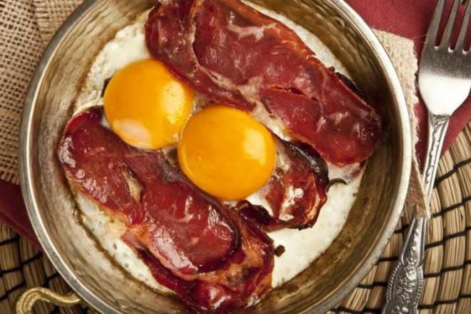 Yumurta bal bana saln koruyucusu olsa da ierisine eklenen sosis, hindi fme ve pastrma gibi doymu ya ieren besinler, insan saln ciddi bir ekilde tehdit ediyor.