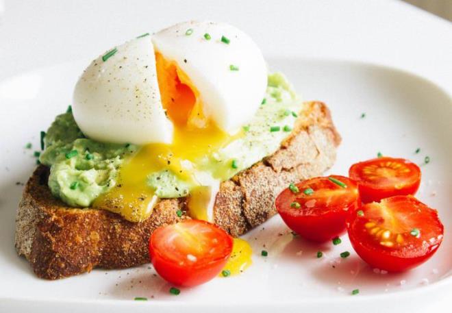 Peki yumurta tek bana m tketilmeli? Elbette hayr. Bu noktada yumurtann yannda ilenmi etler tercih etmek yerine avokado, tam tahll ekmek ve sebzelere ans verebilirsiniz. Unutmayn salmz sahip olduumuz en deerli hediyemiz!