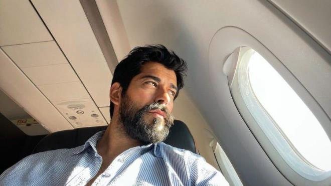 Kurulu Osman'n barol oyuncusu Burak zivit, yaants ve paylamlaryla gndemden dmezken kz kardeiyle olan pozlar olay oldu. Birbirlerine olan benzerlikleri, sosyal medya kullanclarn akna evirirken zivit hayranlarndan "Esmer gzeli" eklinde yorumlar yapld.