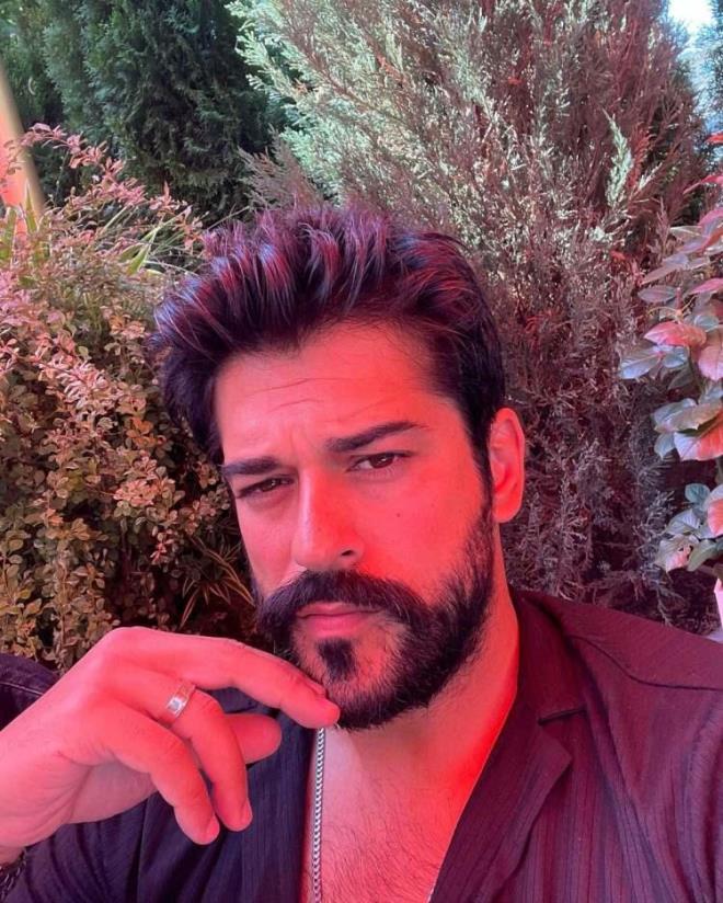 Baarl isim, paylamlarnda ara ara kz kardei Burun zivit ile ekildii karelere de yer verirken grenler "Esmer gzeli" demeden edemedi.