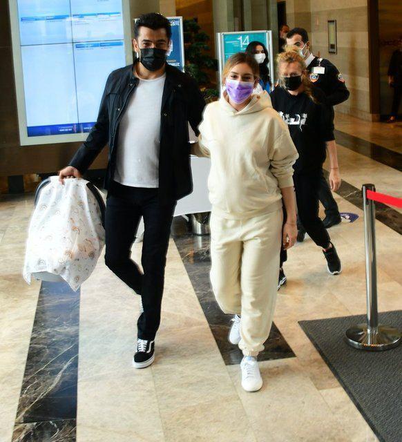 imdilerde ikinci bebeklerini kucana alan Sinem Kobal ve Kenan mirzalolu'ndan herkesi zen bir haber geldi. Hastane k grntlenen Sinem Kobal'n hastaln duyan oke oldu.