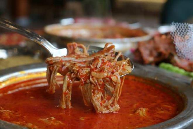 BEYRAN'IN SALIA FAYDALARI NELERDR?    zellikle k aylarnda baklk sisteminin glendirilmesi iin etkili olan beyran orbas kemik erimesi gibi kemik hastal problemlerinin nne gemektedir. zellikle kemik sal iin etkilidir.