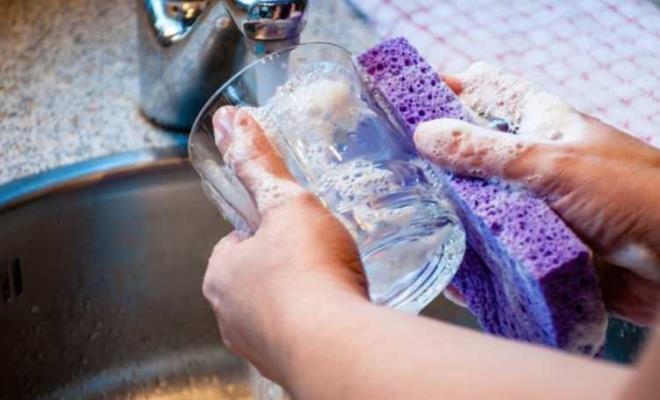 Durulanmad iin her gn belli miktarda alnan deterjan kalnts, az miktarlarda da olsa srekli maruz bu kimyasallar uzun vadede endokrin sistemini bozuyor.